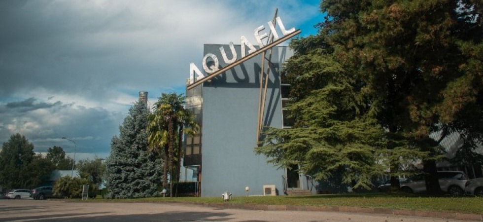La protesta dei lavoratori dell’Aquafil: “Condizioni insostenibili, già in 70 si sono licenziati”